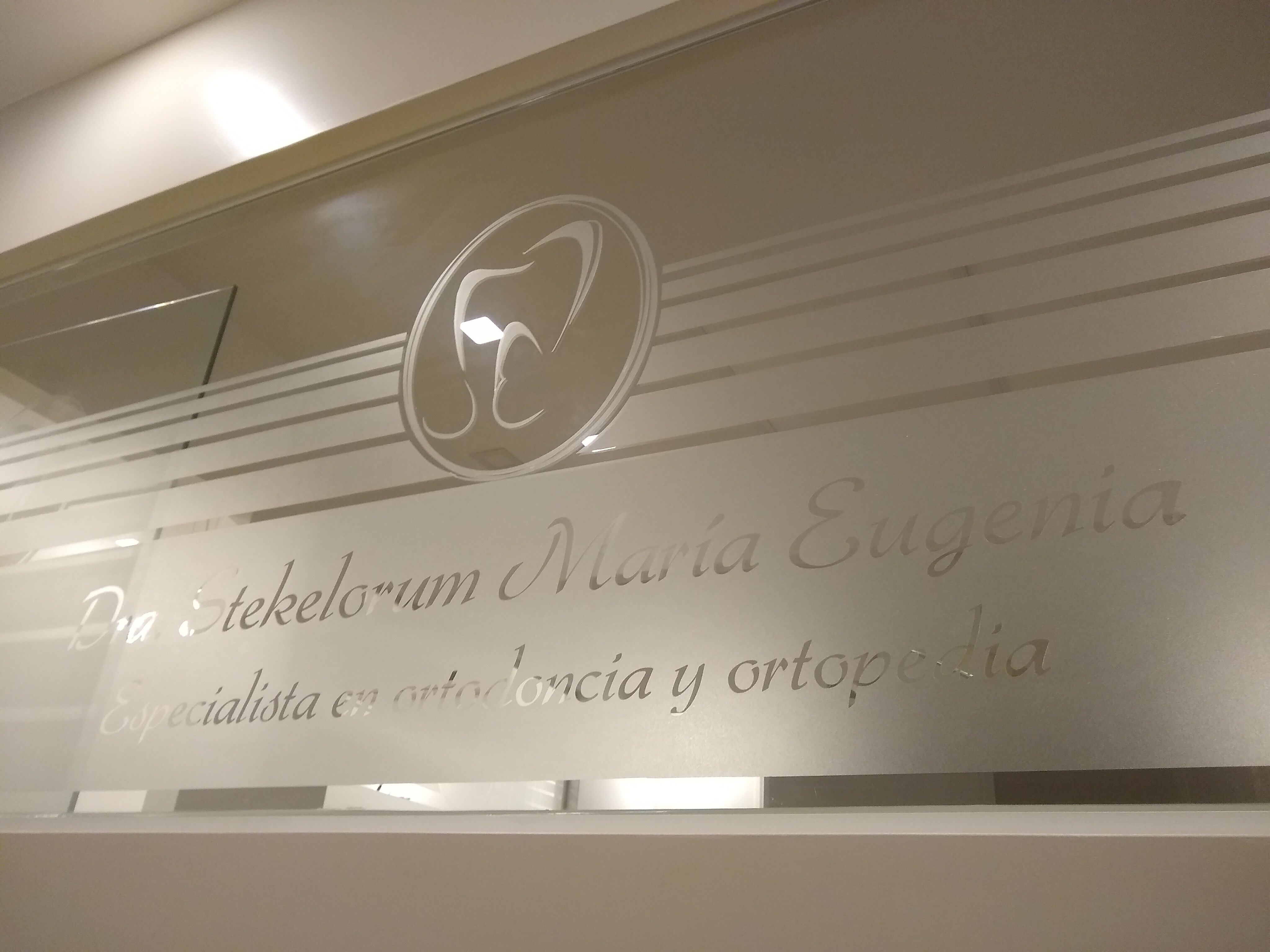 Dra. María Eugenia Stekelorum
Odontóloga Especialista en Ortodoncia y Ortopedia